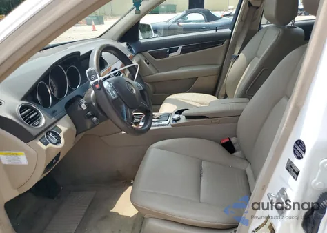 2013 Mercedes-Benz C 250 z USA, uszkodzony, nr VIN WDDGF4HB5DR272738